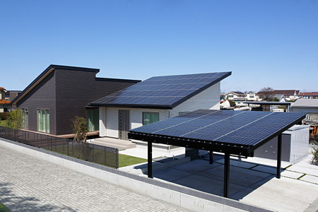 一条工務店ソーラーパネルの家の画像